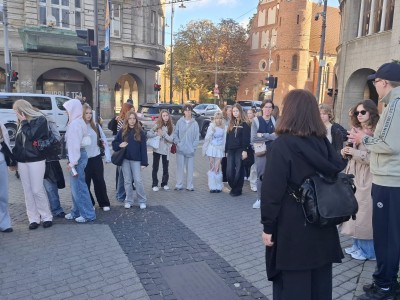 Wycieczka humanistów do średniowiecznego miasta