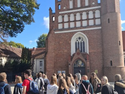 Wycieczka humanistów do średniowiecznego miasta